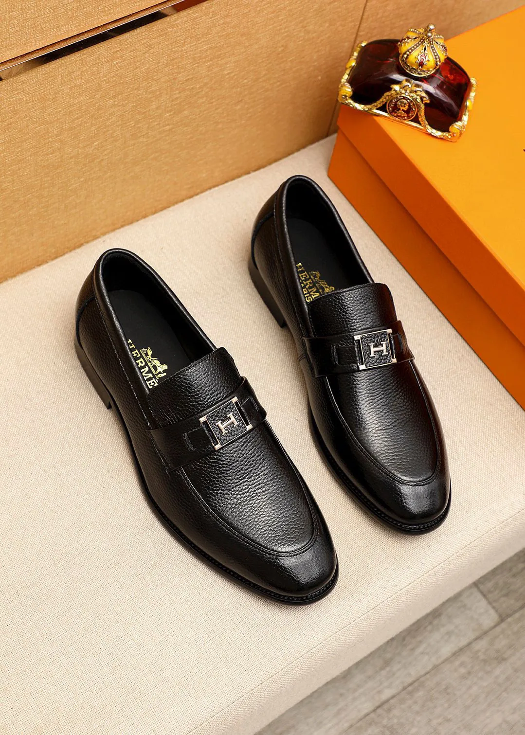 Men's shoes 💰442 💐 Product trademark: HERMES "Hermès" casual leather shoes Regular size: 38-44 (45🉑️customized) Product materials: Selected imported first-layer pebbled calfskin upper + luxury hardware buckle, imported water-dyed 🐂 cowhide lining. Strong three-dimensional visual effect, combined outsole Color: 2⃣️colors available